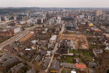 Çok katlı yeni dairelerin ve eski evlerin insansız hava aracı fotoğrafları. Yüksek açı görünümü