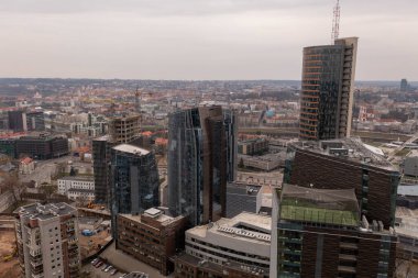 İlkbahar günü gökdelen çatılarının ve caddelerin insansız hava aracı fotoğrafları. Tam üstte