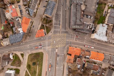 İlkbahar günü bir kentteki kavşağın insansız hava aracı fotoğrafçılığı. Tam üstte