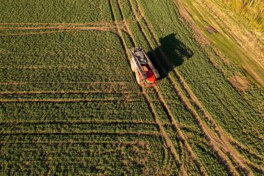 Çiftçinin bahar günü tarlalarına püskürttüğü drone fotoğrafları.