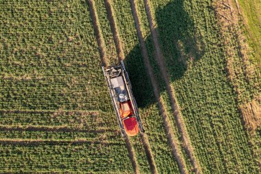 Çiftçinin bahar günü tarlalarına püskürttüğü drone fotoğrafları.