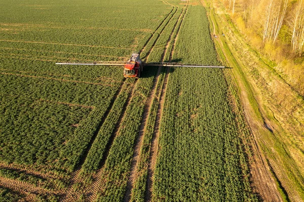 Çiftçinin bahar günü tarlalarına püskürttüğü drone fotoğrafları.