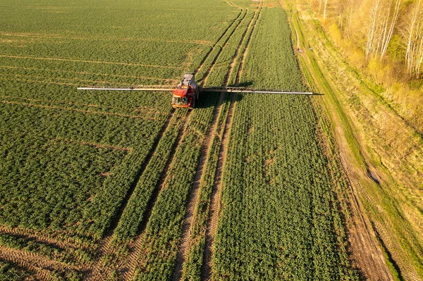 Photographie Par Drone Agriculteur Pulvérisant Ses Champs Pendant Jour Printemps Images De Stock Libres De Droits
