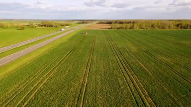 Çiftçinin bahar günü tarlalarına püskürttüğü drone fotoğrafları.