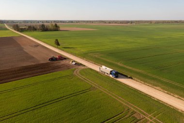 Tarım makinelerinin İHA fotoğrafçılığı bahar günü çalışmaya hazırlanıyor.