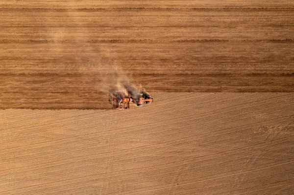 Fotografía Drones Maquinaria Agrícola Trabajando Campo Cultivado Durante Día Soleado — Foto de Stock
