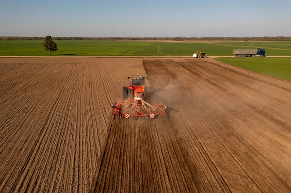 Photographie Par Drone Machines Agricoles Travaillant Dans Champ Cultivé Pendant Photo De Stock