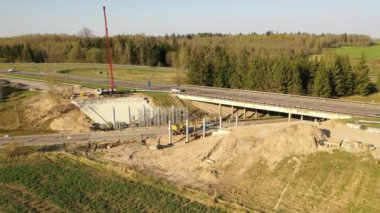 Otoyol köprüsünün bahar günü inşa edildiği drone görüntüleri. Yüksek açı görünümü