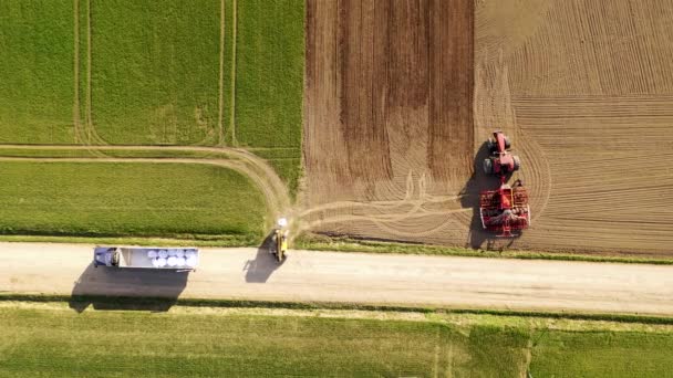 Imágenes Drones Maquinaria Agrícola Trabajando Campo Cultivado Durante Día Soleado — Vídeos de Stock