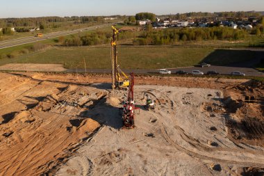 İnşaat alanının, makinelerin ve yaz boyunca çalışanların insansız hava aracı görüntüleri..