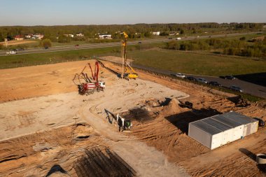 İnşaat alanının, makinelerin ve yaz boyunca çalışanların insansız hava aracı görüntüleri..