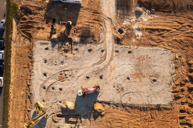 İnşaat alanının, makinelerin ve yaz boyunca çalışanların insansız hava aracı görüntüleri..