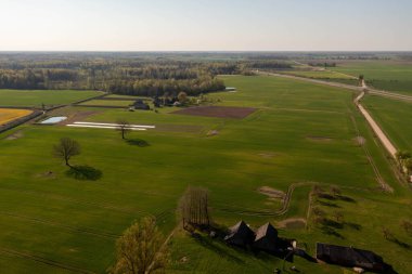 İlkbahar boyunca tarım arazilerinin ve toprak yolların insansız hava aracı görüntüleri