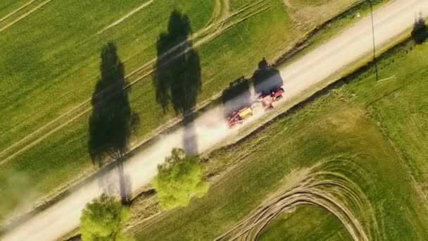 Záběry Záběrů Traktoru Zemědělské Techniky Jak Jedou Pole Během Jarního — Stock video