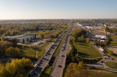 Trafik sıkışıklığının yaz sabahı şehre giden insansız hava aracı fotoğrafçılığı. Yüksek açı görünümü