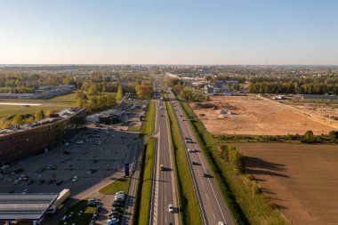 Trafik sıkışıklığının yaz sabahı şehre giden insansız hava aracı fotoğrafçılığı. Yüksek açı görünümü