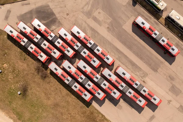 Drohnenaufnahmen Von Busparkplätzen Und Vielen Bussen Einer Schlange Während Des — Stockfoto