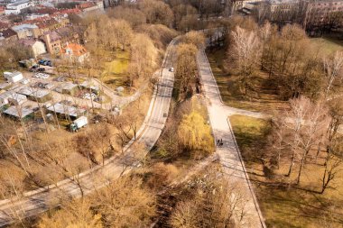 Bahar günü yol ve ayak yolunun drone fotoğrafçılığı