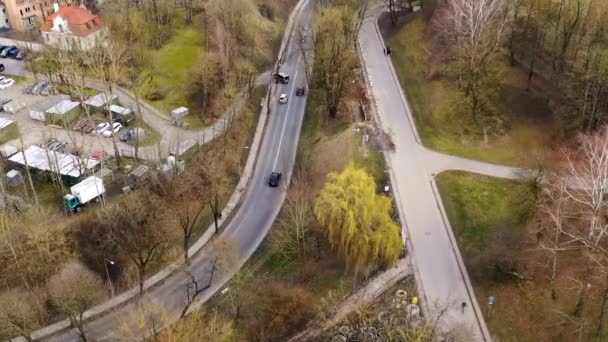春の日の道路や歩道のドローン映像 — ストック動画