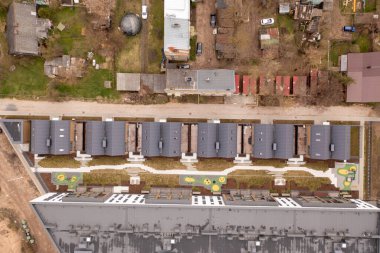 Yaz boyunca şehirde yeni bir apartman kompleksinin ve eski evlerin drone fotoğrafları.