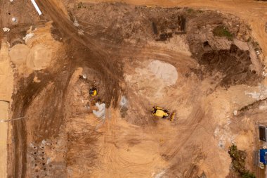 İnşaat alanının yaz boyunca makinelerle drone fotoğrafçılığı