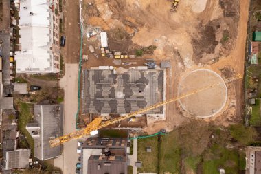 Yaz günü yeni apartman kompleksinin drone fotoğrafçılığı.