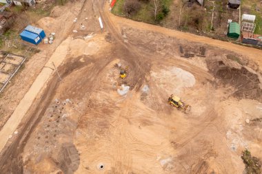 İnşaat alanının yaz boyunca makinelerle drone fotoğrafçılığı