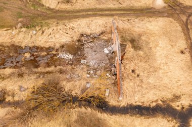 Eski terk edilmiş ve yıkılmış kırsal binaların insansız hava aracı fotoğrafları.