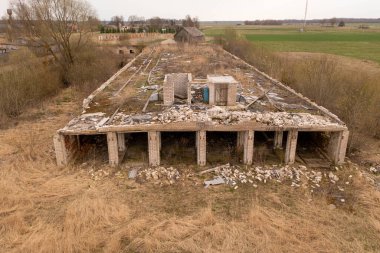 Eski terk edilmiş ve yıkılmış kırsal binaların insansız hava aracı fotoğrafları.