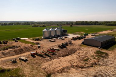 Baharın güneşli günlerinde tarım arazilerinin ve çiftlik binalarının insansız hava aracı fotoğrafları.