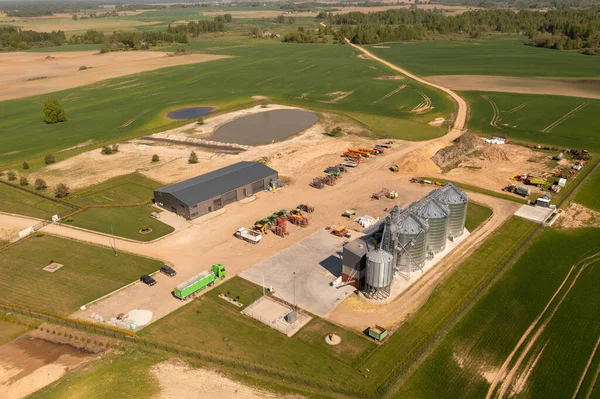 Baharın güneşli günlerinde tarım arazilerinin ve çiftlik binalarının insansız hava aracı fotoğrafları.