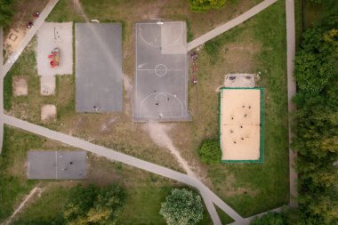 Çoklu oyun alanlarının, basketbol ve voleybol sahalarının ve yukarıda oynayan çocukların İHA fotoğrafları..