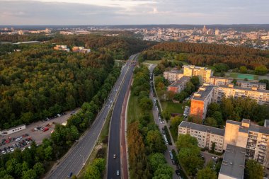 Şehrin apartmanının insansız hava aracı fotoğrafları, yaz akşamları şehirde büyük bir yol.
