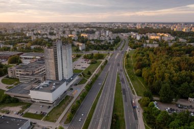 Şehrin apartmanının insansız hava aracı fotoğrafları, yaz akşamları şehirde büyük bir yol.