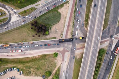 Trafik sıkışıklığının insansız hava aracı fotoğrafçılığı yaz akşamı tamir edilen bir yol yüzünden