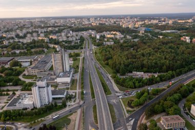Şehrin apartmanının insansız hava aracı fotoğrafları, yaz akşamları şehirde büyük bir yol.