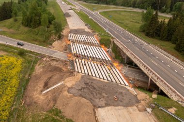 Bahar günü otoyol köprüsünün insansız hava aracı fotoğrafçılığı. Yüksek açı görünümü