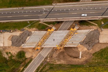 Bahar günü otoyol köprüsünün insansız hava aracı fotoğrafçılığı. Yüksek açı görünümü