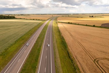 Yaz boyunca tarım arazileriyle çevrili otobanın insansız hava aracı fotoğrafçılığı