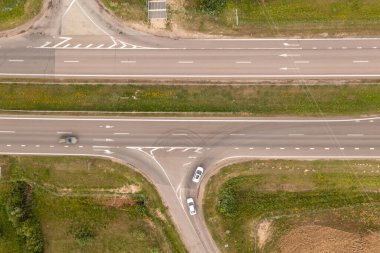 Yaz boyunca tarım arazileriyle çevrili otobanın insansız hava aracı fotoğrafçılığı