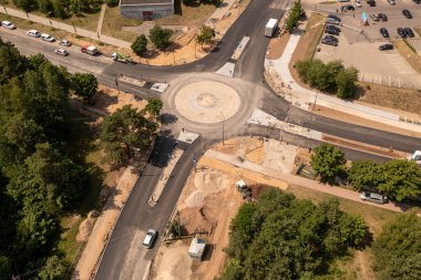 Yaz günü döner kavşakta insansız hava aracı fotoğrafçılığı ya da inşaat işi