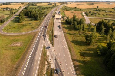 Yaz günü otoyol köprüsünün tamir edilişinin insansız hava aracı fotoğrafları. Yüksek açı görünümü