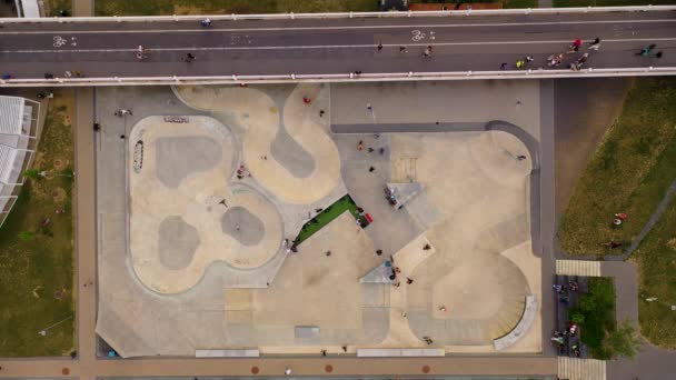 Imagens Drones Parque Skate Perto Uma Ponte Pessoas Patinando Nela — Vídeo de Stock