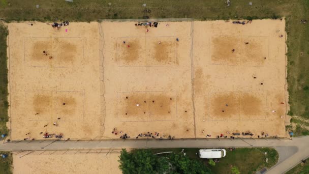 Imágenes Drones Cancha Voleibol Gente Jugando Voleibol Durante Día Verano — Vídeo de stock