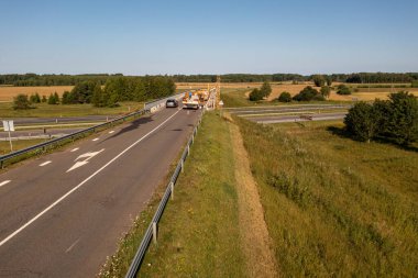 İnşaat işçilerinin, yaz boyunca bir köprüyü kontrol eden ve tamir eden vinçle drone fotoğrafları..
