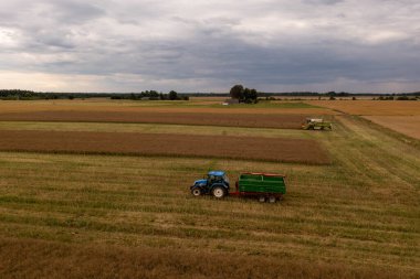Yaz güneşli bir günde traktörün karavanla drone fotoğrafı..