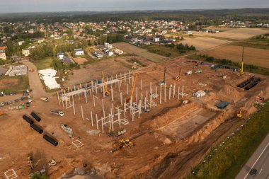 Yaz boyunca bir sürü makineli büyük bir inşaat alanının insansız hava aracı fotoğrafçılığı