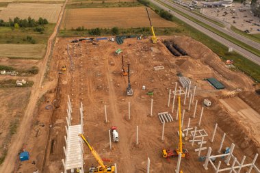 Yaz boyunca bir sürü makineli büyük bir inşaat alanının insansız hava aracı fotoğrafçılığı