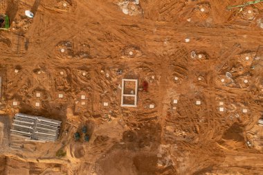 Yaz boyunca bir sürü makineli büyük bir inşaat alanının insansız hava aracı fotoğrafçılığı