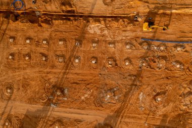 Yaz boyunca bir sürü makineli büyük bir inşaat alanının insansız hava aracı fotoğrafçılığı